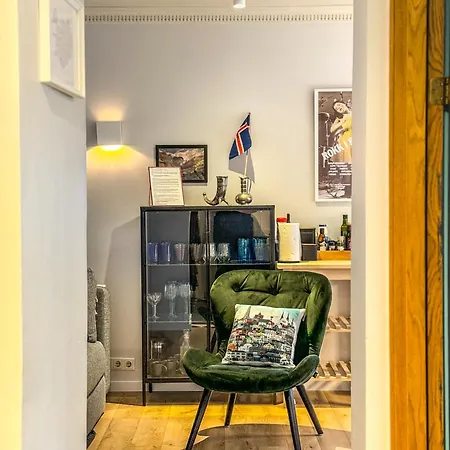 Enjoy Yellow Door Apartment