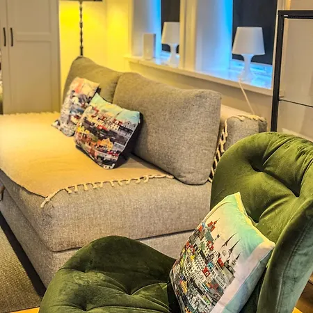 Enjoy Yellow Door Apartment